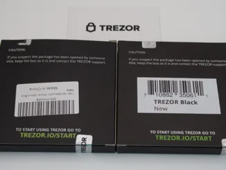 Links die gefälschte rechts die originale Trezor Verpackung