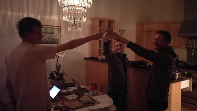Vitalik Buterin und 2 weitere Entwickler mit Gabeln als Symbol für die Hard Fork